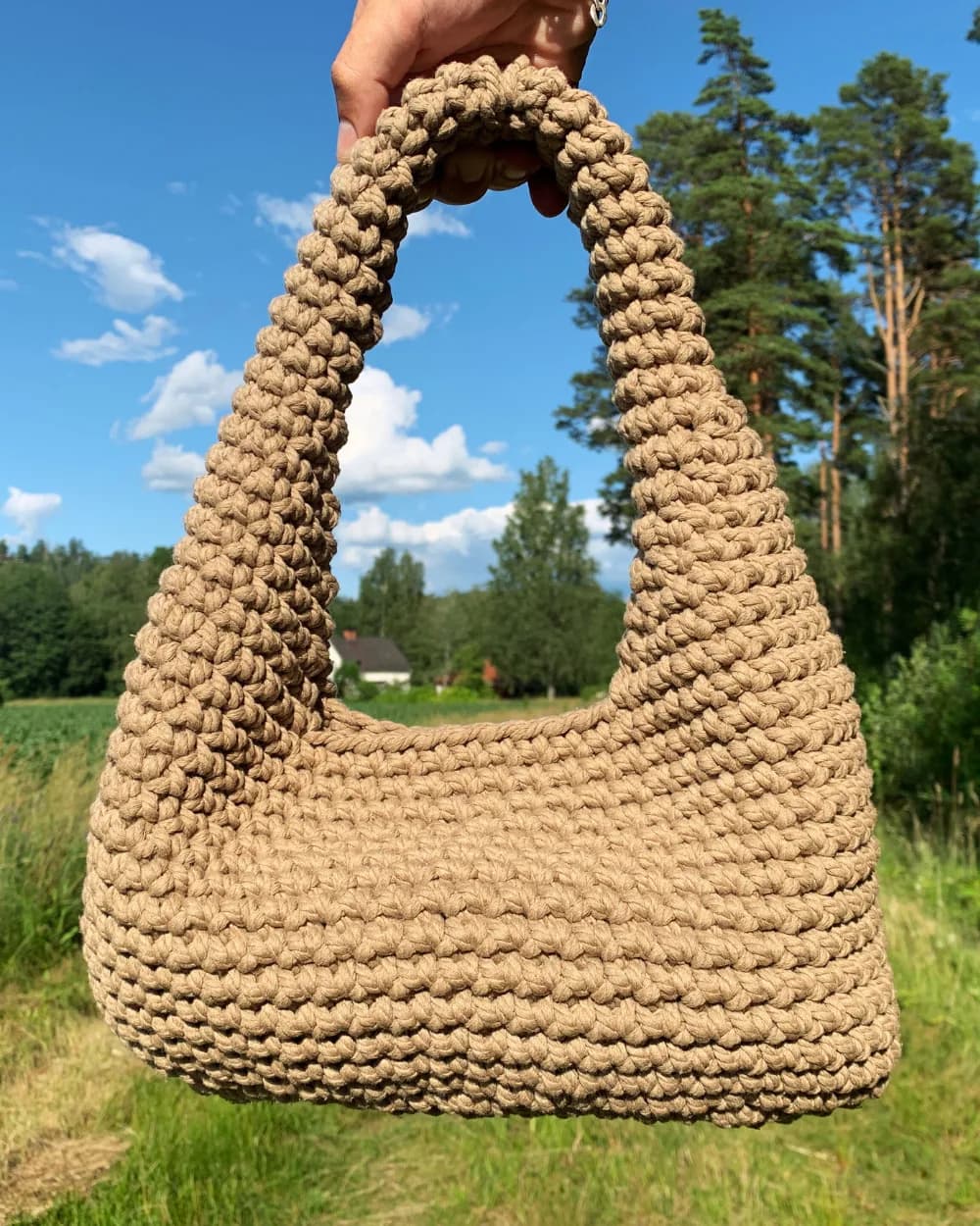 Virkad chunky axelväska i makramégarn