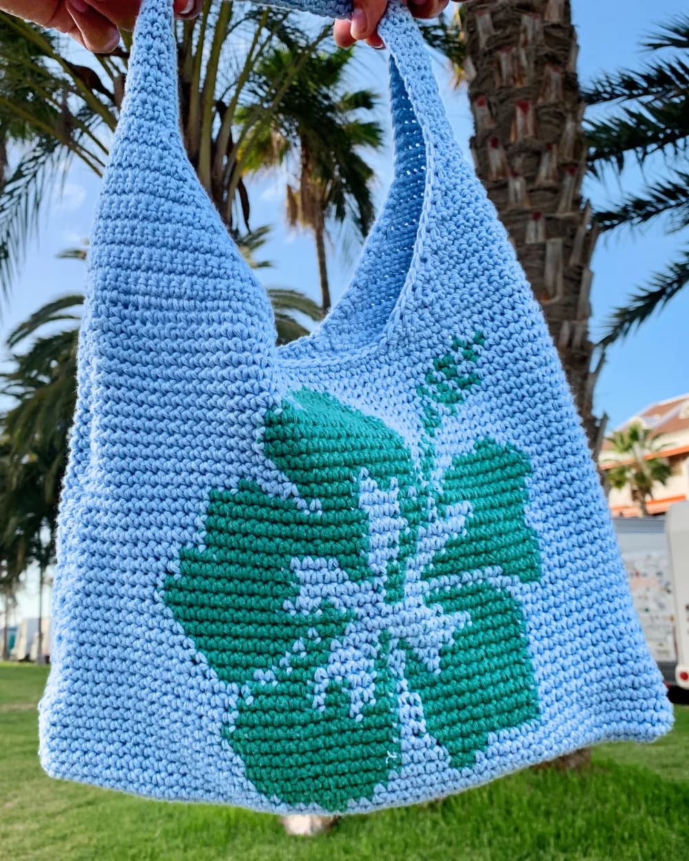 Virkad hibiskusväska – blommig tygväska